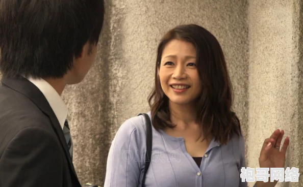 友田真希A级片引发热议，粉丝狂欢追捧，背后故事令人震惊！